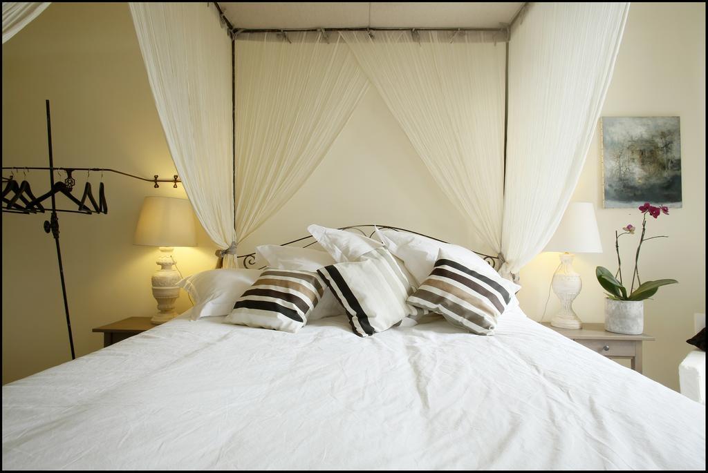 La Maison Rouge D'Uzes B&B Rum bild